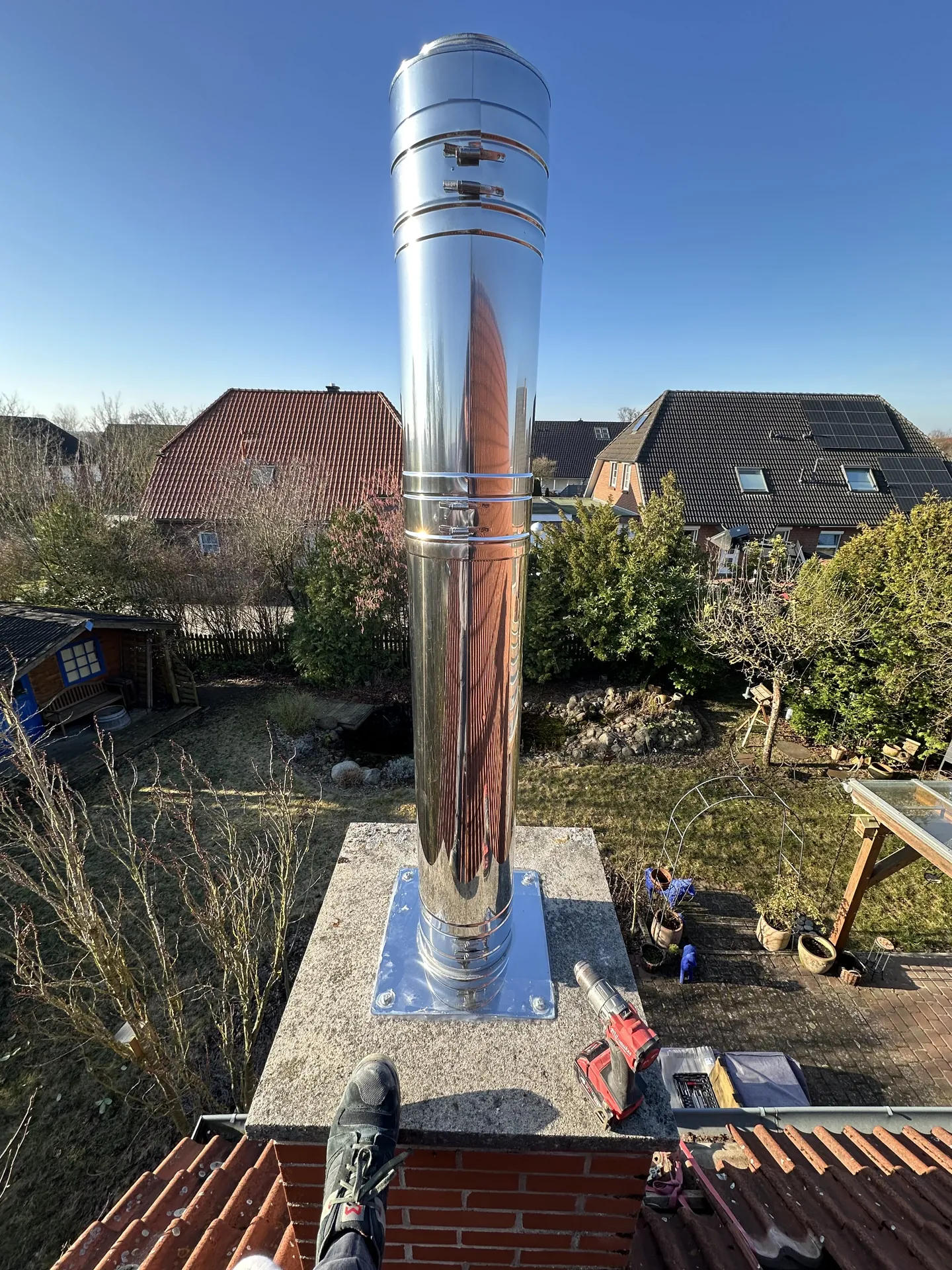 Edelstahlschornstein auf gemauertem Kopf